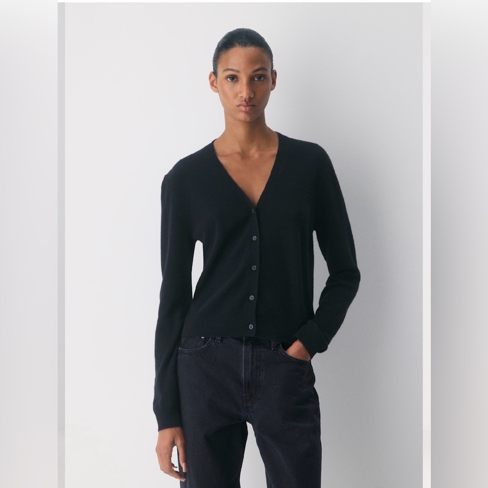 BNWT Aritzia Bare Cashmere
Lightweight V-neck black cardigan size large